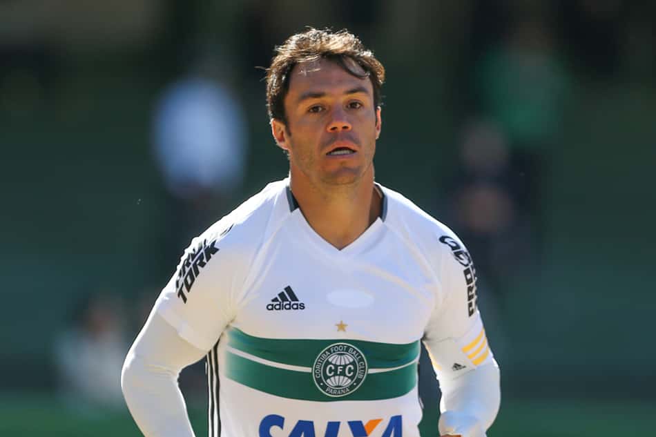 Após a vitória, atacante do Coritiba detona a arbitragem: "nível muito baixo"