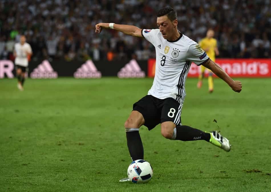 Federação Alemã rebate acusações de racismo e perseguição a Özil