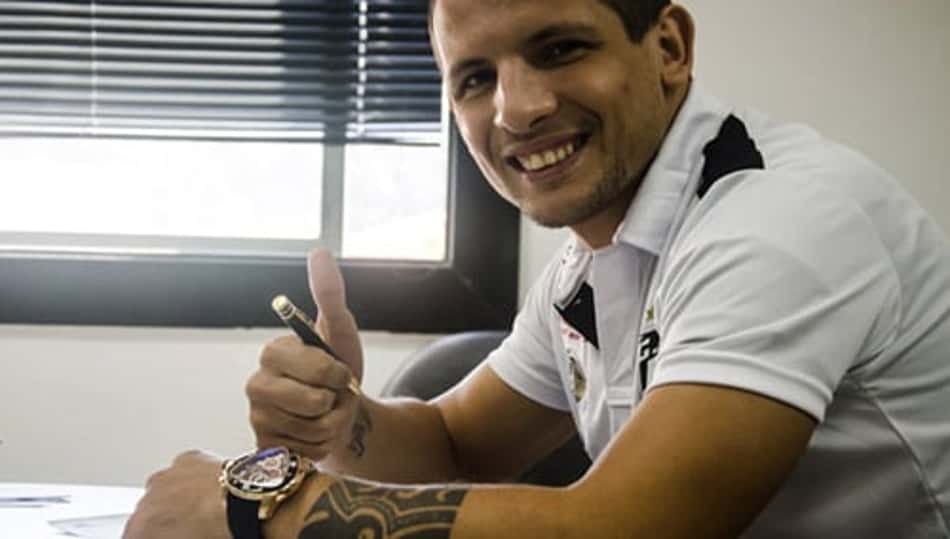 Emiliano Vecchio assinou contrato com o Peixe 