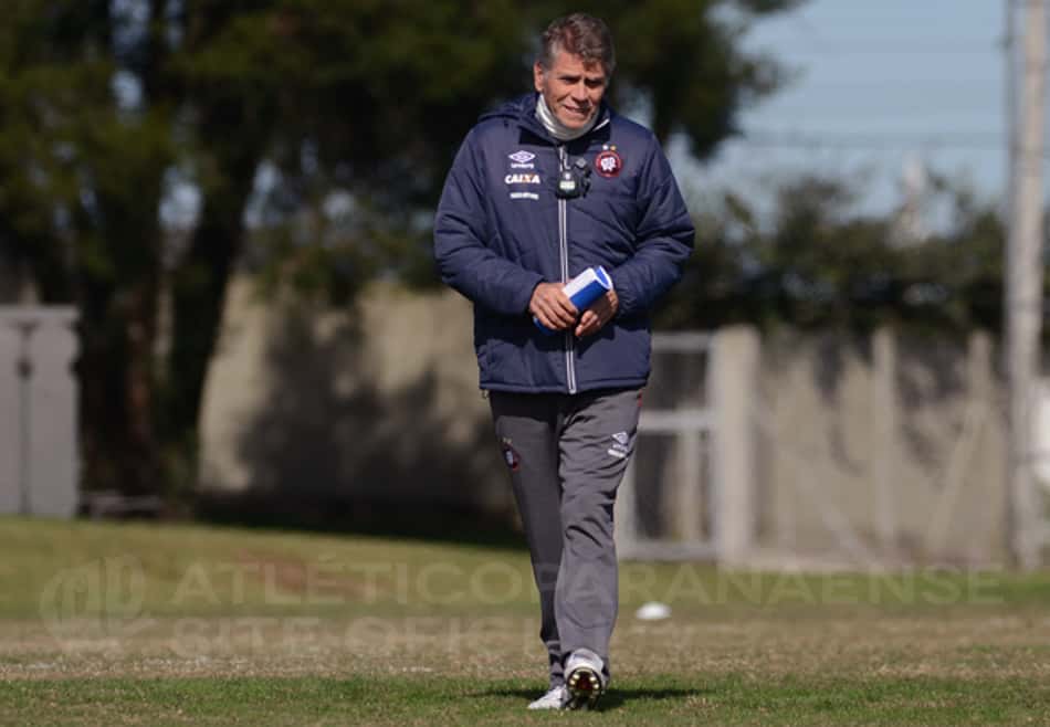 Autuori diz que o Atlético-PR é uma "ilha no futebol brasileiro"