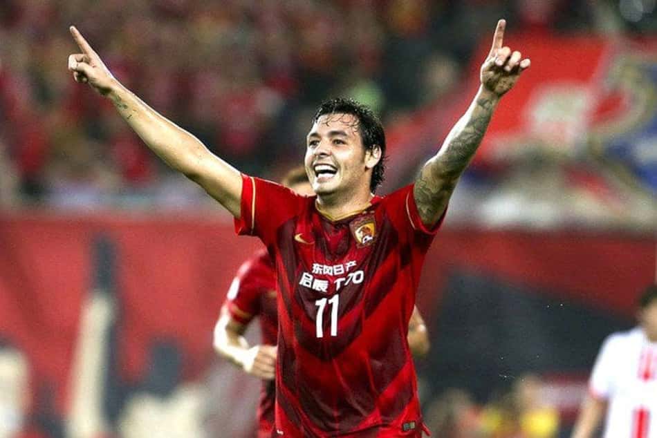 Goulart e Alex Teixeira brilham nas semifinais da Copa da China