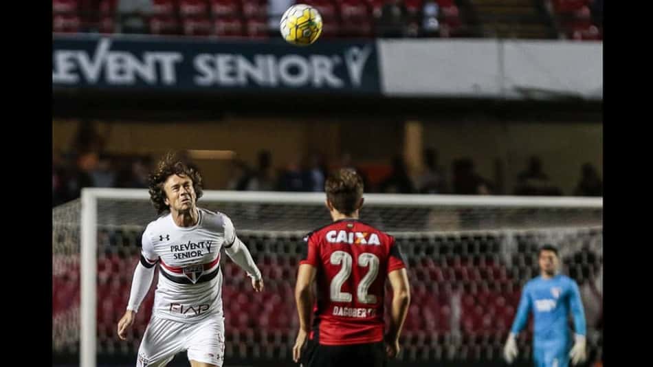Artilheiro, Lugano encanta Bauza por 'colocar prestígio em risco'