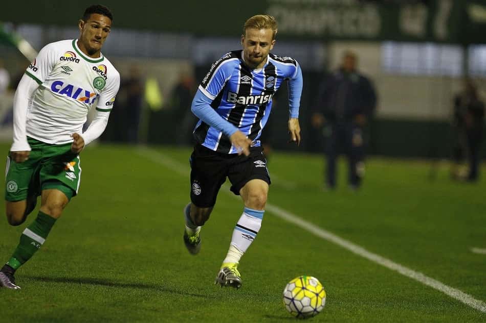 Ex-Grêmio, lateral assina contrato de cinco anos e meio com o Benfica