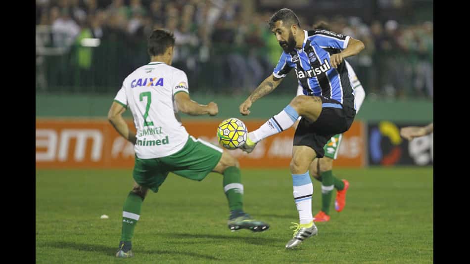 'Lei do ex' dupla e gols de sobra: Chapecoense e Grêmio empatam