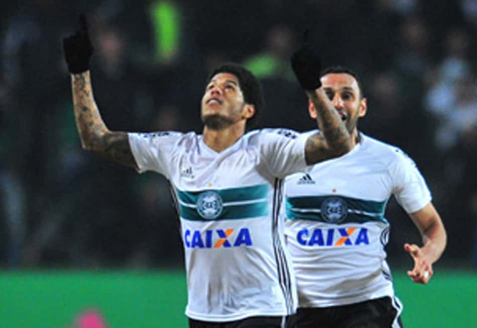 Alvo da torcida, Leandro marca gol no final contra Palmeiras e ganha elogios no Coritiba