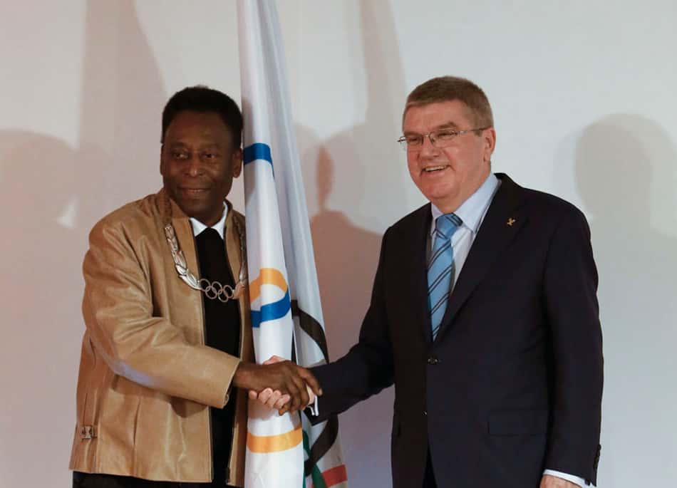 Em evento, Pelé recebe medalha olímpica de presidente do COI