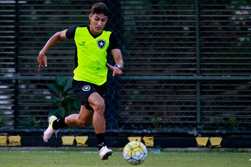 Inscrito na Libertadores, Marcinho se coloca à disposição de Jair Ventura