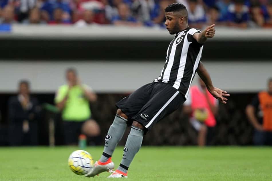 Emerson - Zagueiro do Botafogo vem fazendo boas atações jogando improvisado na lateral 