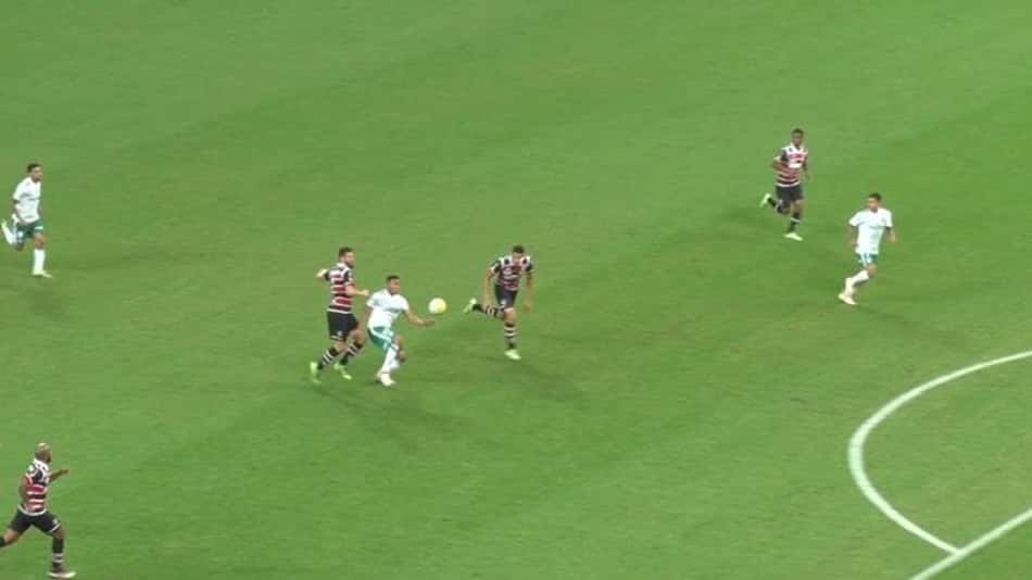 VÍDEO: Passou fácil! Gabriel Jesus bagunça defesa do Santa Cruz