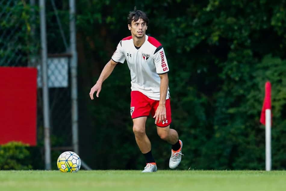 Rodrigo Caio mira Corinthians e diz que São Paulo ainda sonha com G4