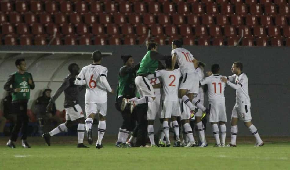 Em noite de sorte, Vasco vence o Londrina e mantém a liderança