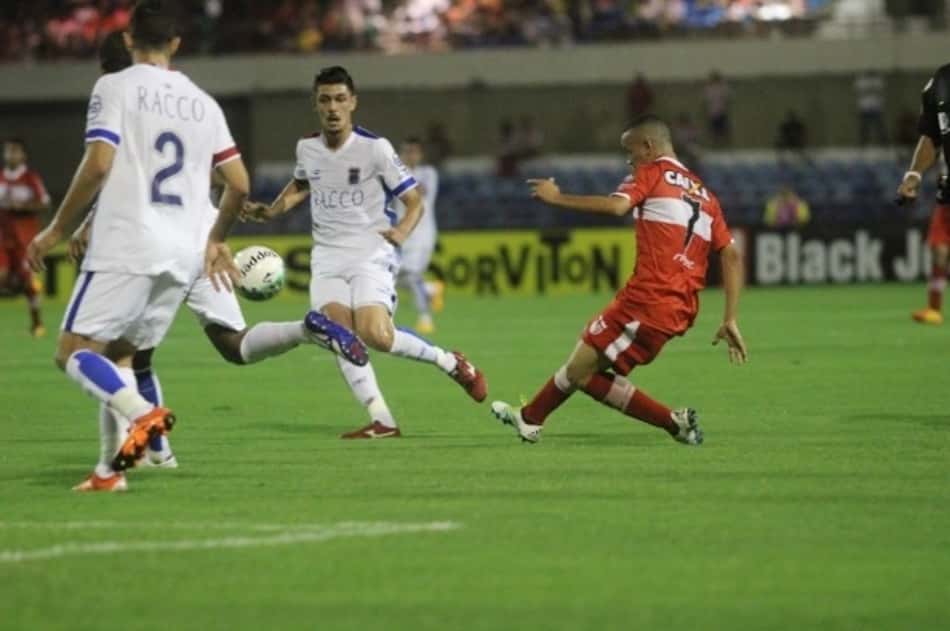 Com um a mais, Paraná perde pênalti e consegue empate no final contra CRB