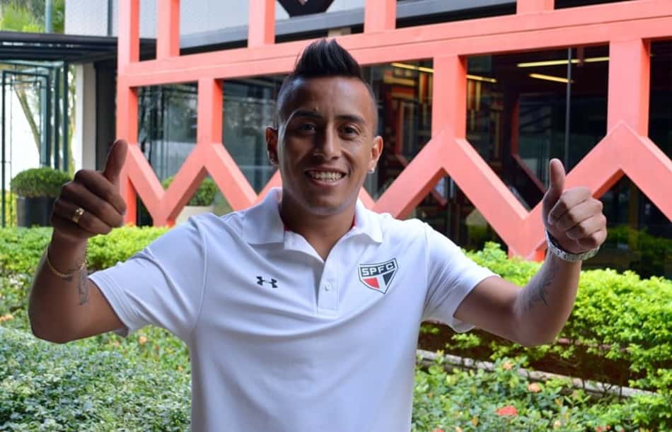 Fã de Ganso, Cueva chega animado com elenco 'global' do São Paulo