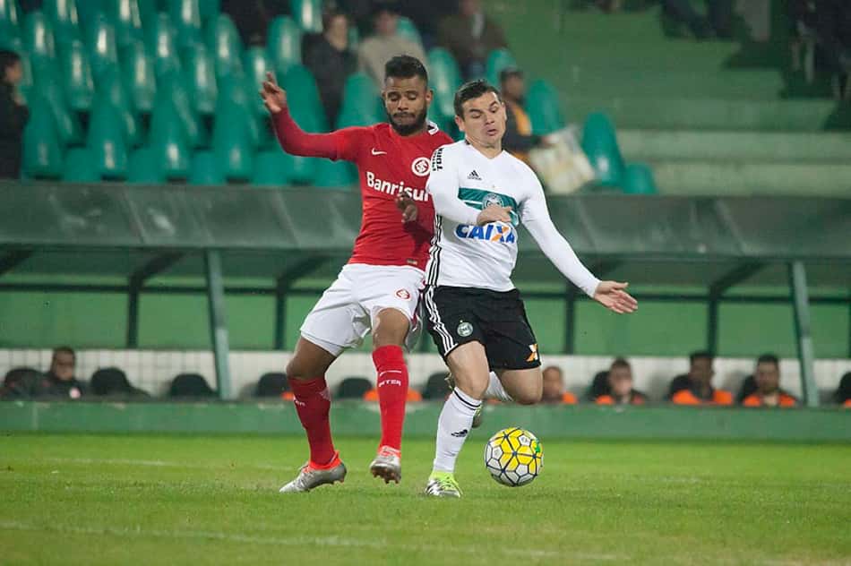 Coritiba e Internacional empatam no Couto Pereira em jogo equilibrado