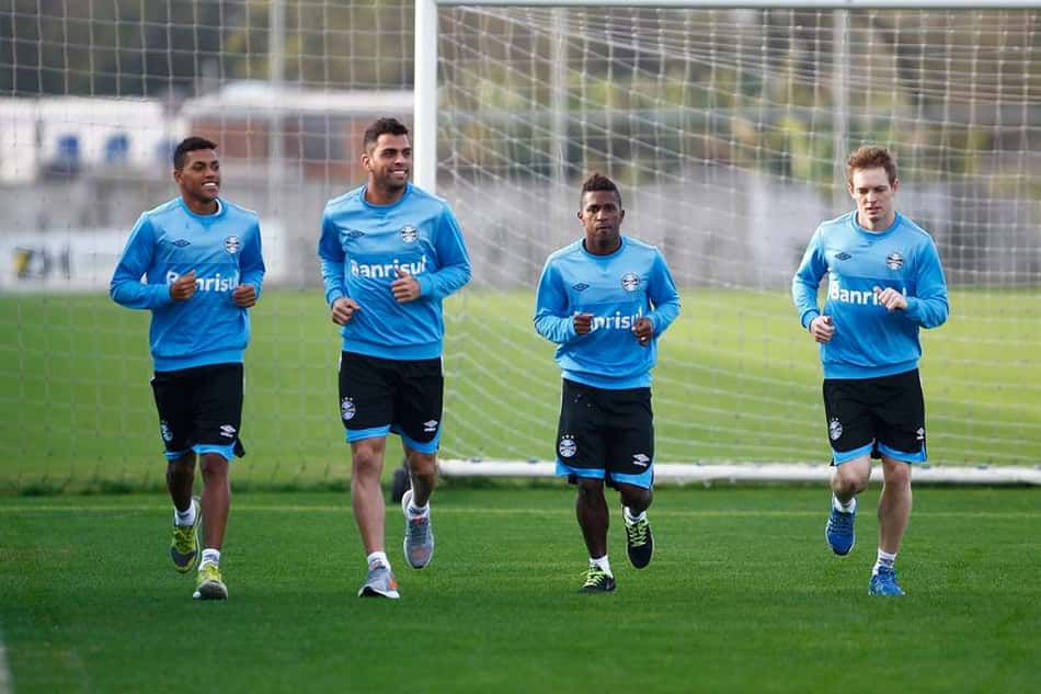 Com expulsão de Bressan, Roger aproveita treino para analisar opções