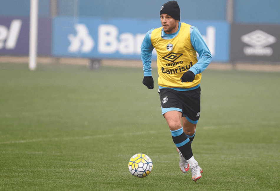 Com Douglas de fora, Bobô ganha chance no Grêmio diante do Furacão