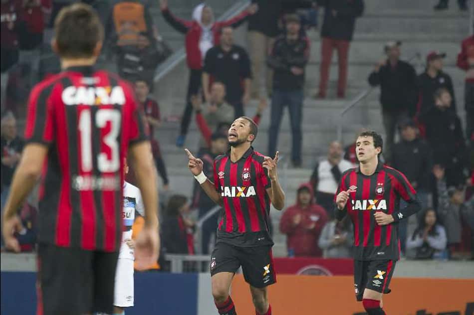 Com direito a olé, Atlético-PR bate o Grêmio e se aproxima do G4