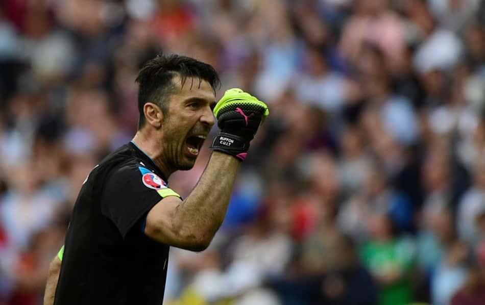 Buffon explica troca de camisa com Iniesta: 'Nunca havia ganhado dele'