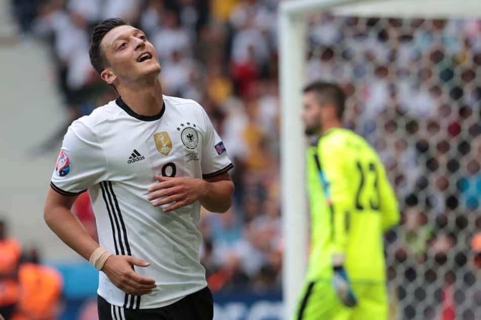 Dirigente admite atos racistas contra Ozil na seleção alemã: 'Inaceitável'