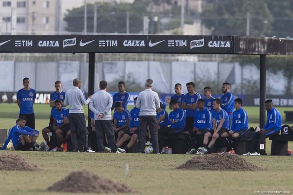 Cristóvão Borges reunido com o elenco do Corinthians no CT Joaquim Grava 