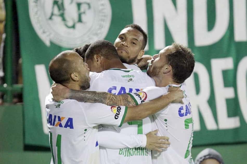 Chapecoense bate o Cruzeiro em final eletrizante na Arena Condá
