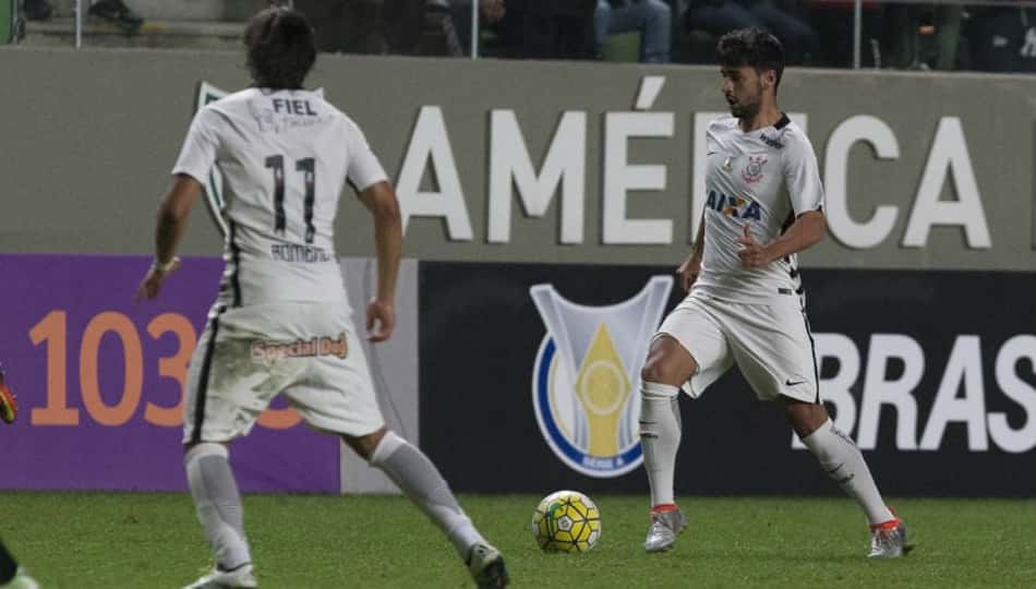 Camacho sente lesão no segundo jogo pelo Timão e 'impede' volta de Rildo
