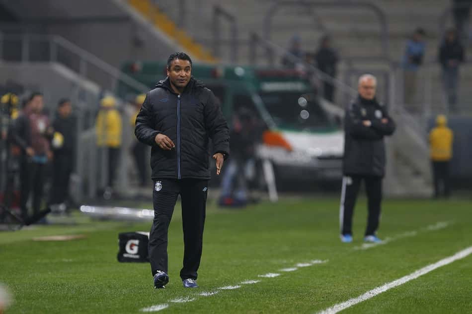 Após triunfo no GreNal, Roger deve manter time diante do Figueirense