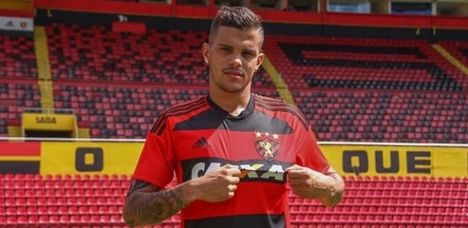 Sem poder defender o Sport, lateral Auro volta ao São Paulo
