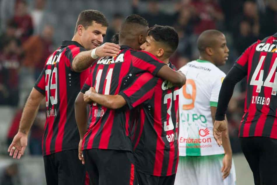 Com gol de Nikão, Atlético-PR vence o América-MG na Arena e cola no G4