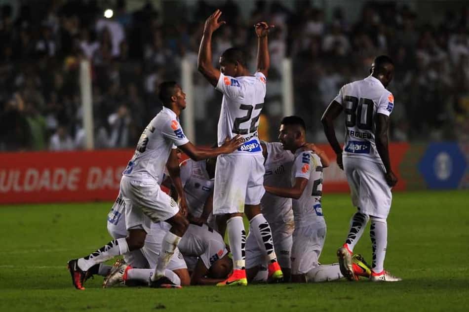 Na insistência, Copete decide, Santos vence a Chapecoense e volta ao G4