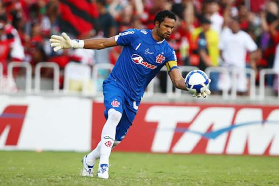 Goleiro Bruno é barrado ao tentar entrar sem máscara na Gávea, sede do Flamengo