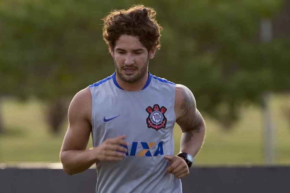 Enquanto elenco folga, Pato e mais oito participam de treino no Timão
