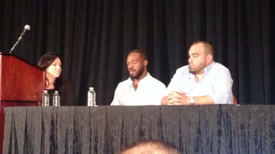 Jon Jones chorou em coletiva de imprensa realizada ao lado de seus representantes