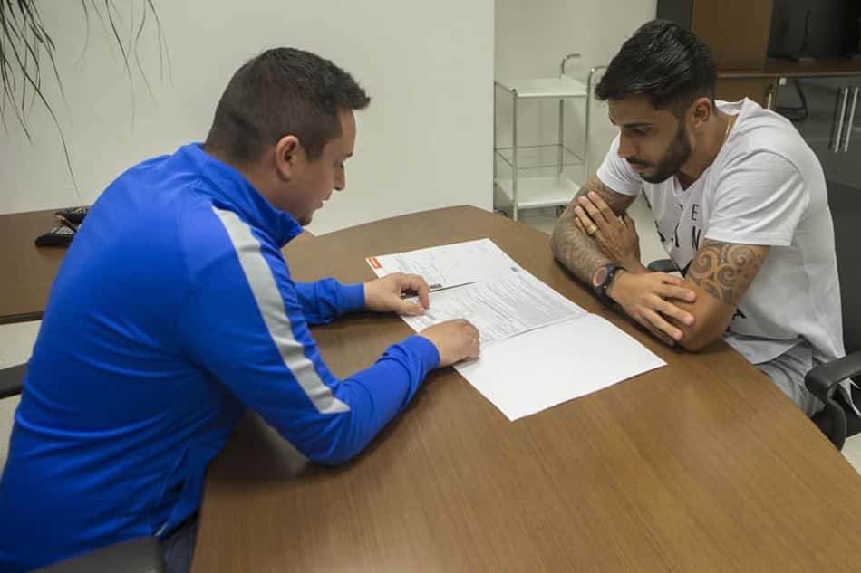 Vilson assinou novo contrato com o Corinthians nesta terça