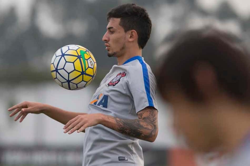 Xodó e 'acima' dos titulares, Pedro Henrique pede passagem no Timão