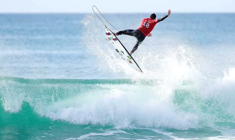 Na repescagem, Gabriel Medina bate Mineirinho e avança às quartas