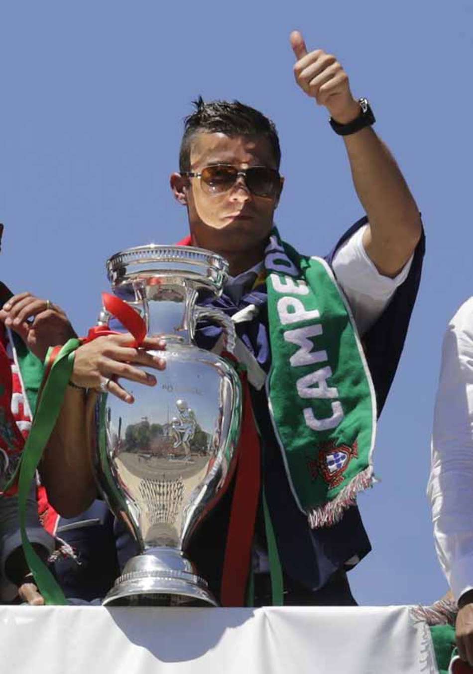 Confira imagens da chegada da seleção portuguesa a Lisboa