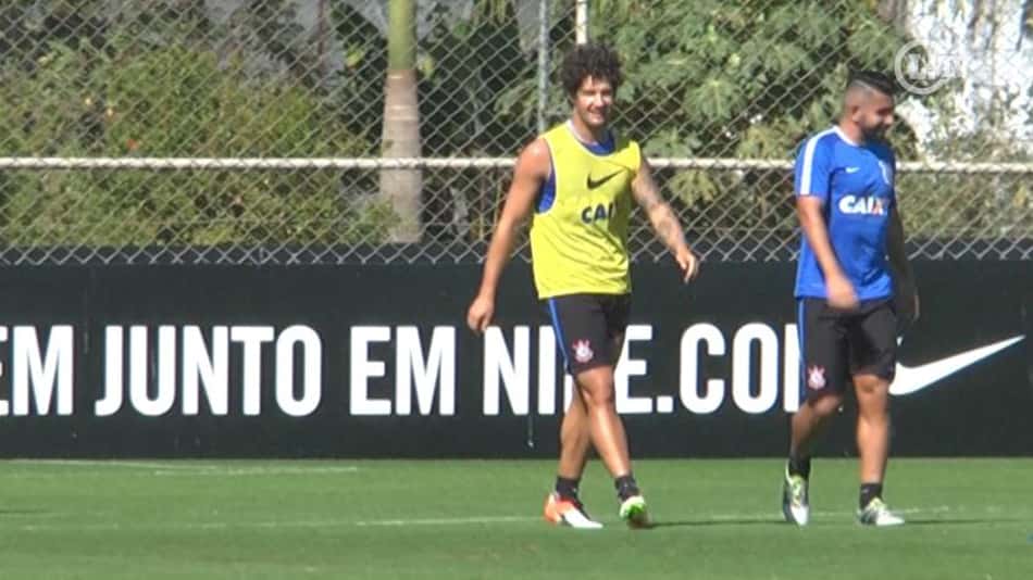 VÍDEO: Pato faz gol e dá assistência em primeiro treino com elenco do Corinthians
