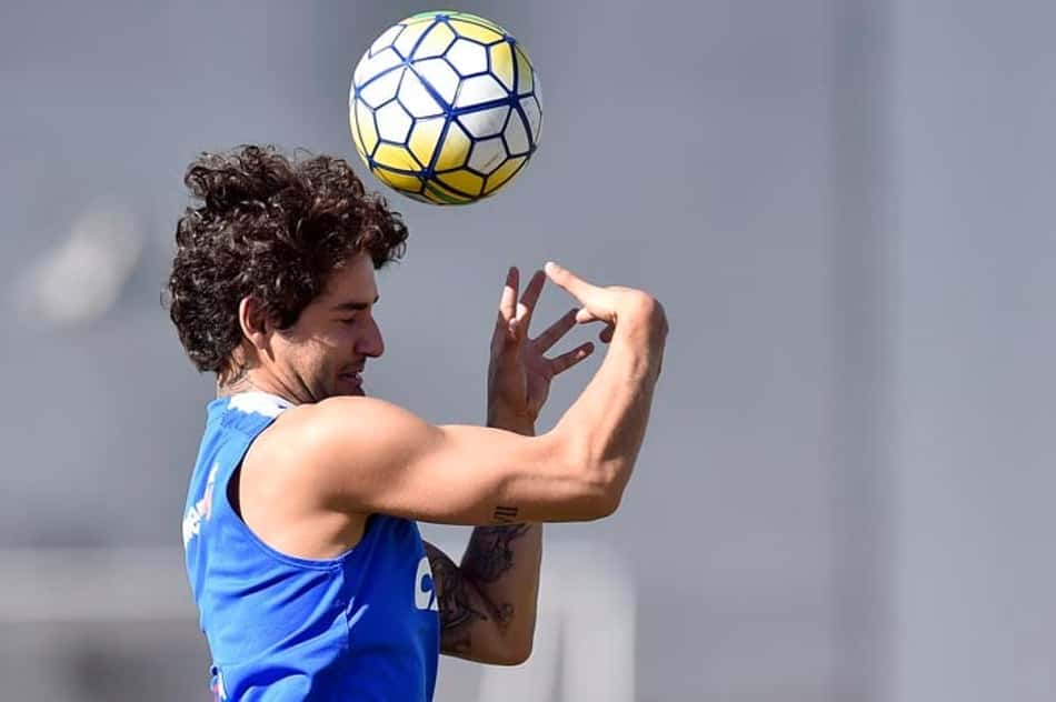 Seis meses após diagnóstico de 'falta de raça', Pato ganha elogios no Timão