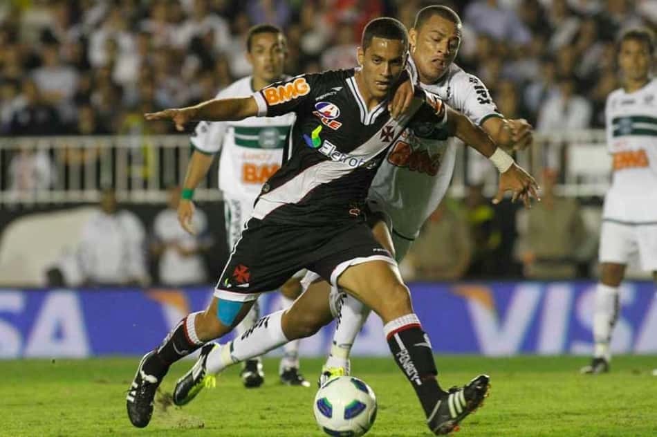 Três vezes seguidas: vitória, goleada sofrida e título nacional marcaram o Vasco contra o Coritiba há dez anos