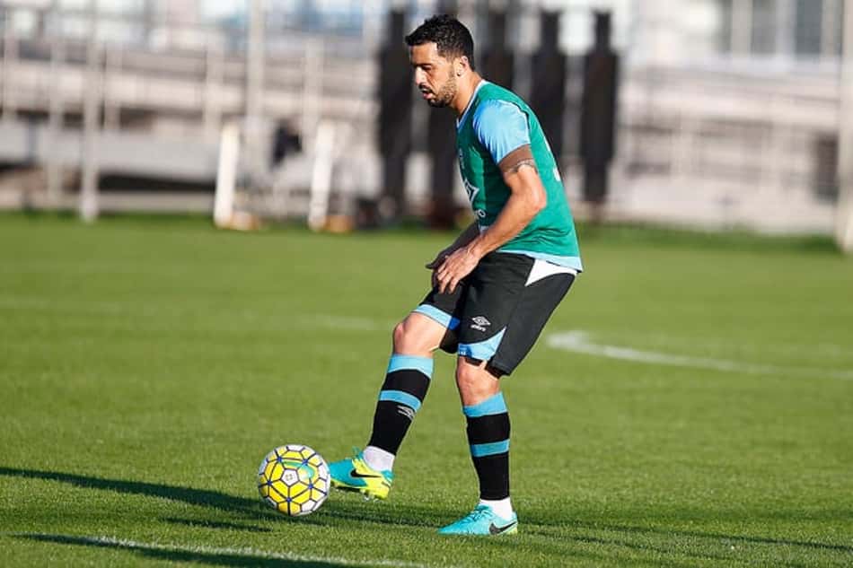 Cruzeiro sonda Grêmio para ter Edílson em 2018