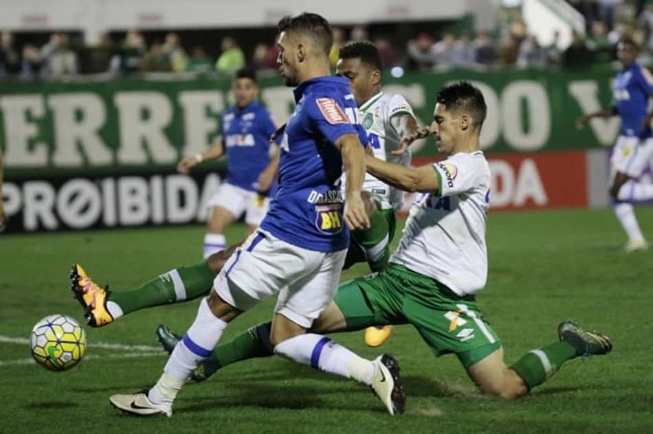 Com recorde defensivo, Cruzeiro pega Chapecoense e tenta se afastar do Z-4