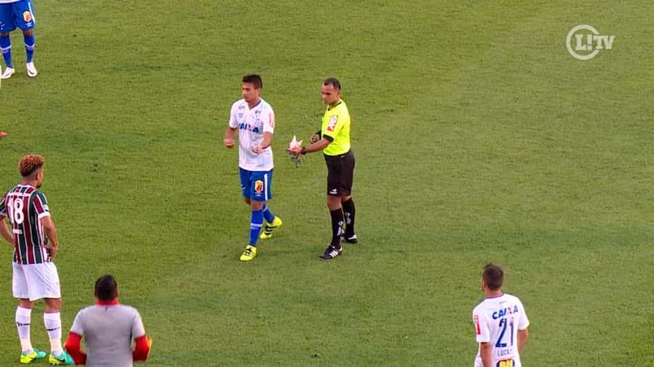 Pipas atrapalham partida entre Fluminense e Cruzeiro