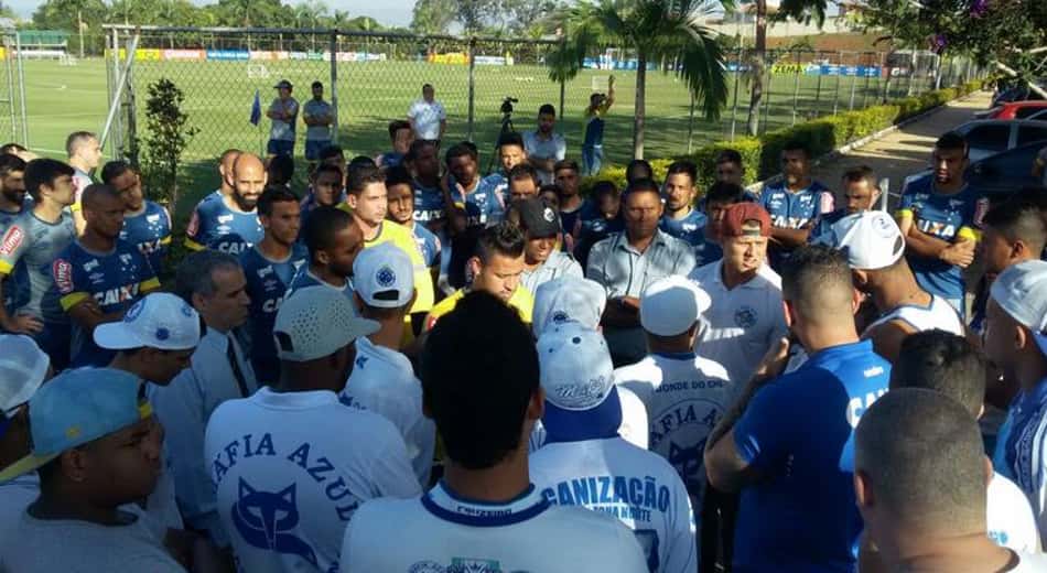 Organizada invade treino do Cruzeiro (Foto: Reprodução / Twitter)
