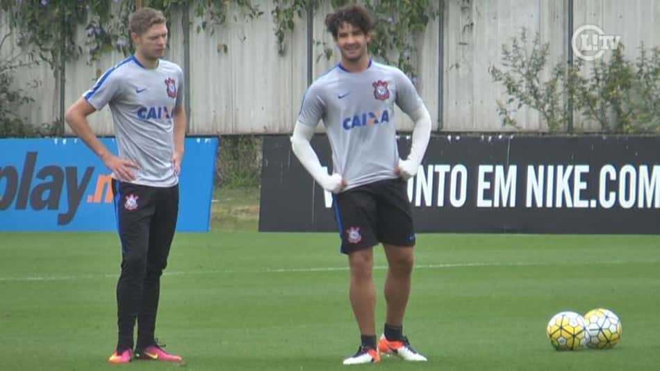 VÍDEO: Paredão! Pato e Marlone param nas mãos dos goleiros em treino do Corinthians