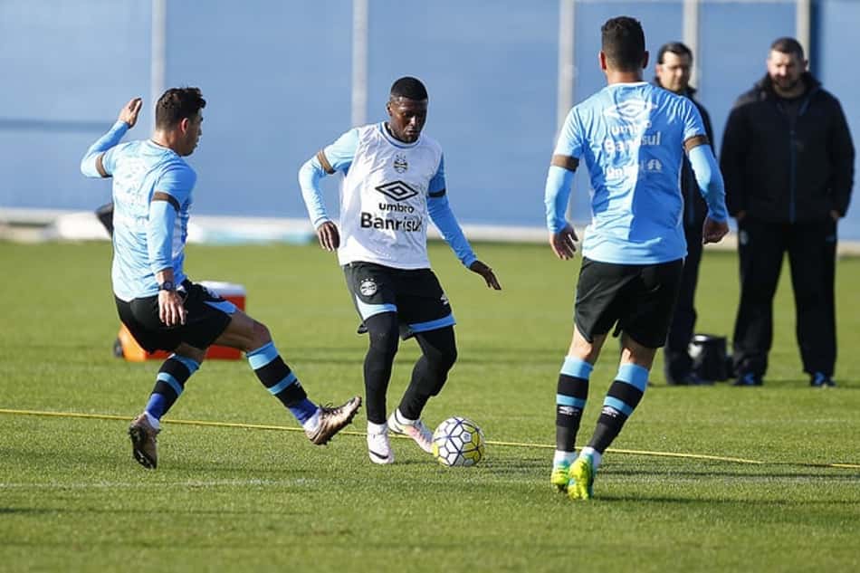 Roger indica Grêmio com volta de zagueiro e Iago na lateral esquerda