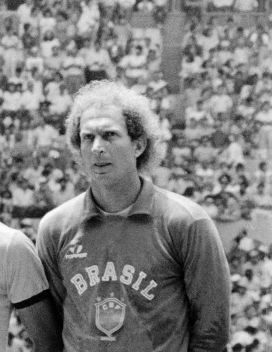 1976 - Brasil perdeu nas semifinais e na disputa de bronze. Carlos era o goleiro