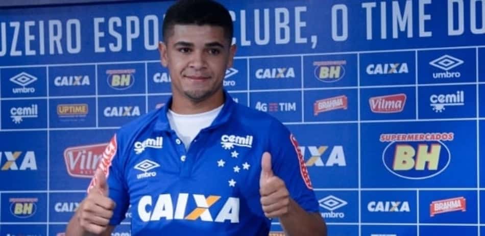 Pedido de Bento, Denílson planeja estender permanência no Cruzeiro