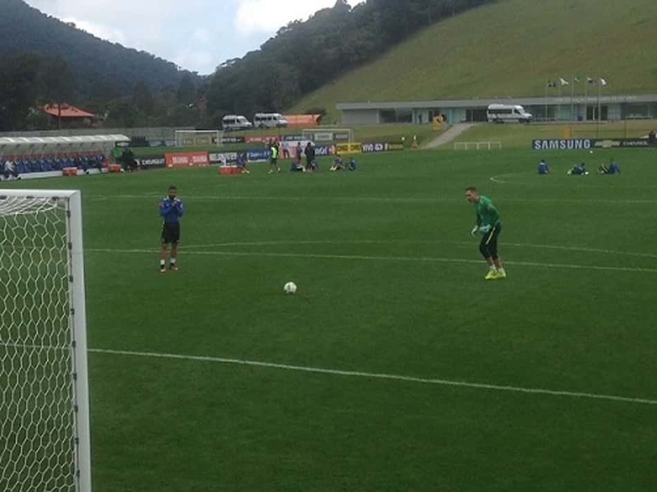 Duelo de pênaltis entre Fernando Prass e Gabigol 
