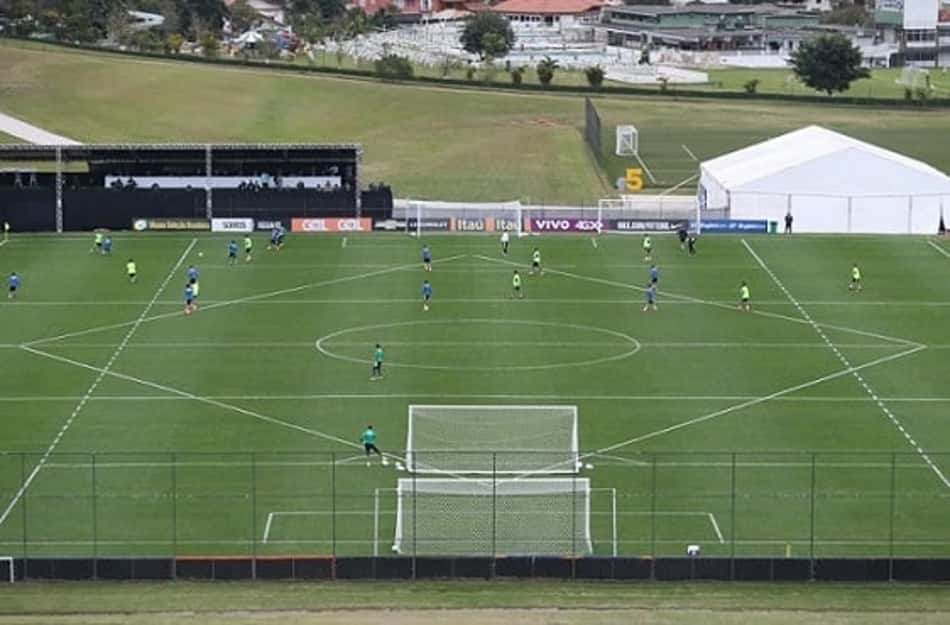 Seleção treinou neste sábado sobre linhas da bandeira do Brasil (Foto: Divulgação/CBF)